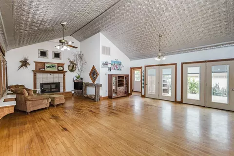 Living - 426 SE 10 Ave, Anthony, KS 67003 photo 2 of 2
