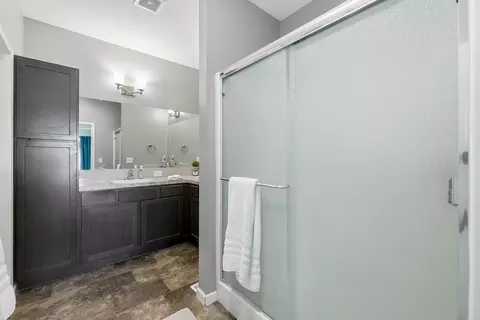 Bath - 11326 W Wilkinson Ct, Maize, KS 67101 photo 2 of 3