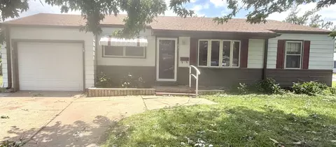 831 Vassar Dr, Salina, KS 67401