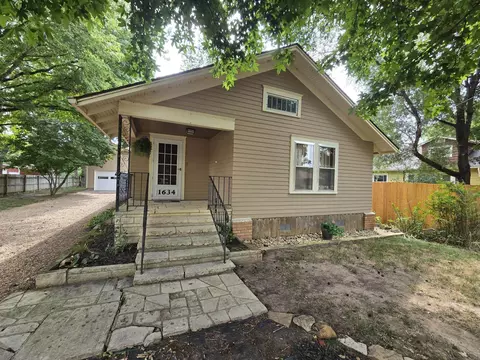 1634 John St, Winfield, KS 67156