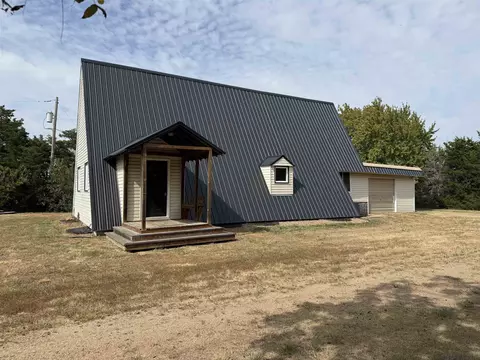 8232 N Prairie Rd, Moundridge, KS 67107