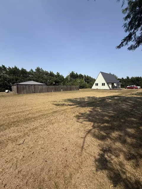 8232 N Prairie Rd, Moundridge, KS 67107