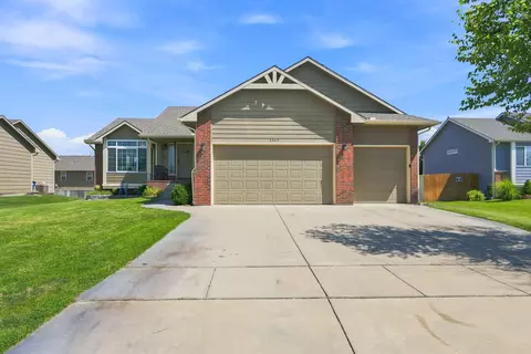 3245 S Bluelake Ct, Wichita, KS 67215