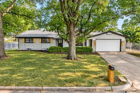 8001 E Willowbrook Rd, Wichita, KS 67207