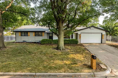 8001 E Willowbrook Rd, Wichita, KS 67207
