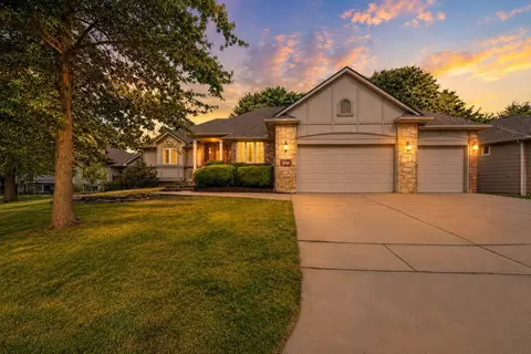 121 S Lakeside Dr, Andover, KS 67002