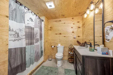 Bath - 2257 Lookout Point Rd, Fall River, KS 67047 photo 5 of 6