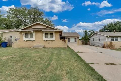 8206 E Levitt Dr, Wichita, KS 67207