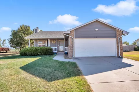 517 Clover Ln, Hesston, KS 67062