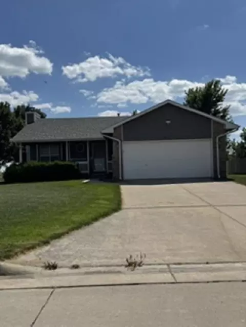517 Clover Ln, Hesston, KS 67062