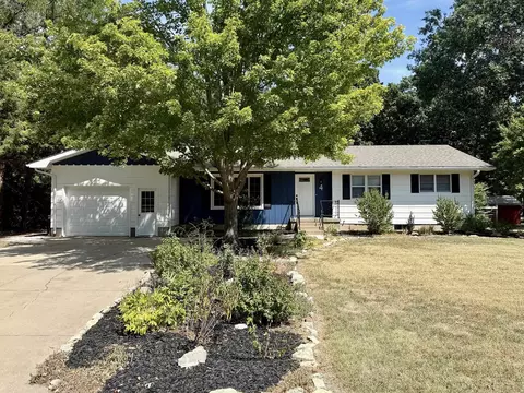 4 Regal Cres, North Newton, KS 67117
