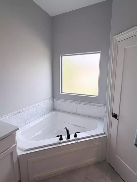 Bath - 404 E Samantha Ct, Mulvane, KS 67110 photo 2 of 4