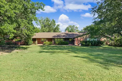 534 Upper Mill Hts Dr, Salina, KS 67401