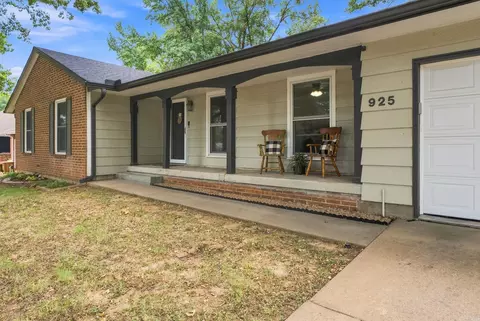 925 E Wedgewood Dr, Derby, KS 67037