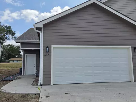 1219 Lindbergh Ln, Salina, KS 67401
