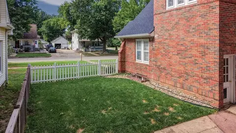 Exterior - 902 E 8th Ave, Winfield, KS 67156 photo 4 of 7