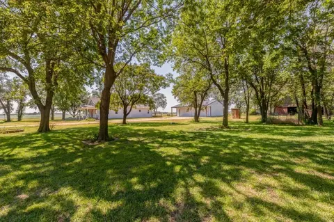 Exterior - 1905 Deer Rd, Abilene, KS 67410 photo 5 of 7