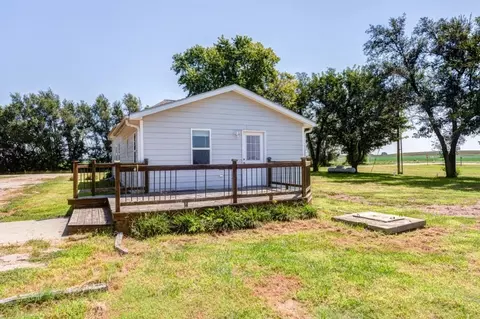 Exterior - 1905 Deer Rd, Abilene, KS 67410 photo 3 of 7