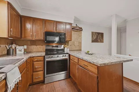 Kitchen - 513 E Burning Tree Rd, Derby, KS 67037 photo 4 of 5
