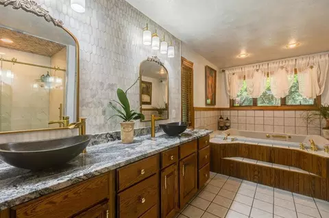 Bath - 2457 Haven Dr, Abilene, KS 67410 photo 1 of 5
