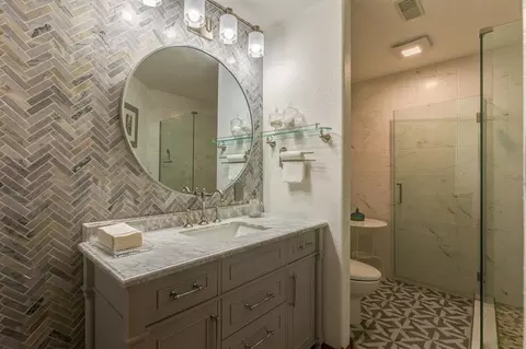 Bath - 2457 Haven Dr, Abilene, KS 67410 photo 4 of 5