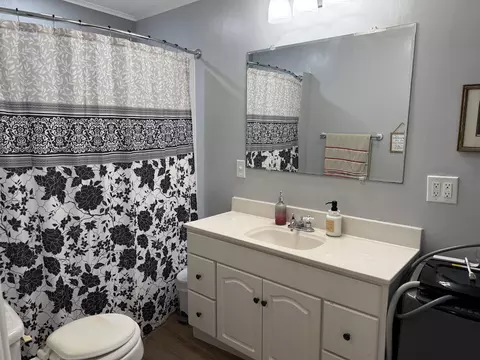 Bath - 612 N Oak, Eureka, KS 67045 photo 1 of 1