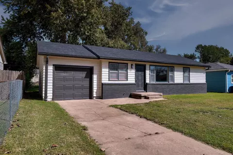 234 Stanley Dr, Arkansas City, KS 67005