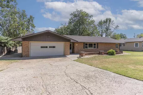 225 Highland Dr, Arkansas City, KS 67005