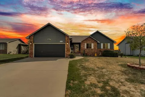 1879 W Lakeview Ct, Haysville, KS 67060