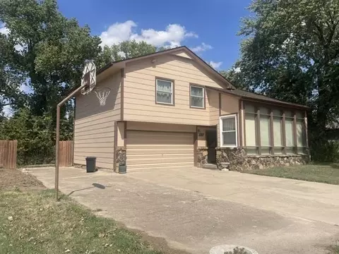 3210 E Navajo Ln, Wichita, KS 67216