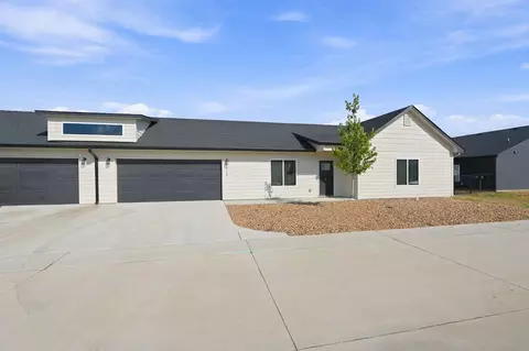 478 E Harper St, Valley Center, KS 67147