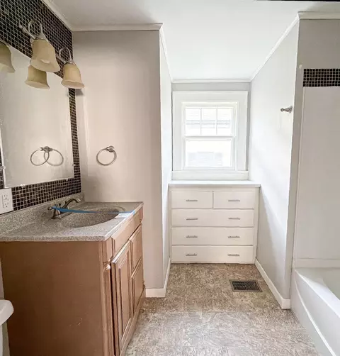 Bath - 507 NW 6th St, Abilene, KS 67410 photo 1 of 3