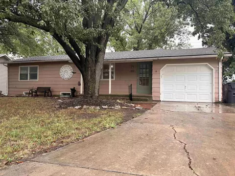 524 Meadowbrook Ct, Newton, KS 67114