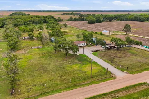 10422 W 72nd St, Halstead, KS 67056