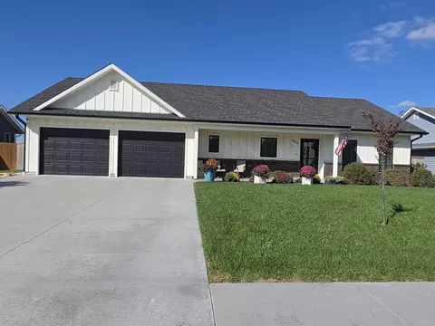 220 Redbud St, Moundridge, KS 67107