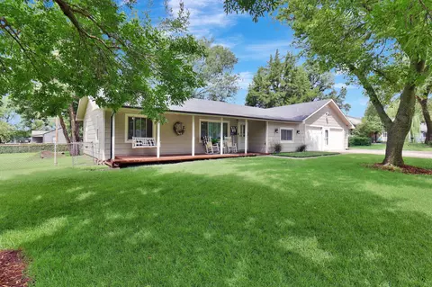 Exterior - 1703 N Cron St, Augusta, KS 67010 photo 1 of 9