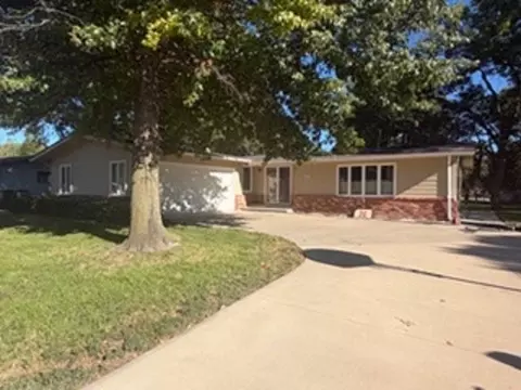 22 Sunset Dr, Hesston, KS 67062