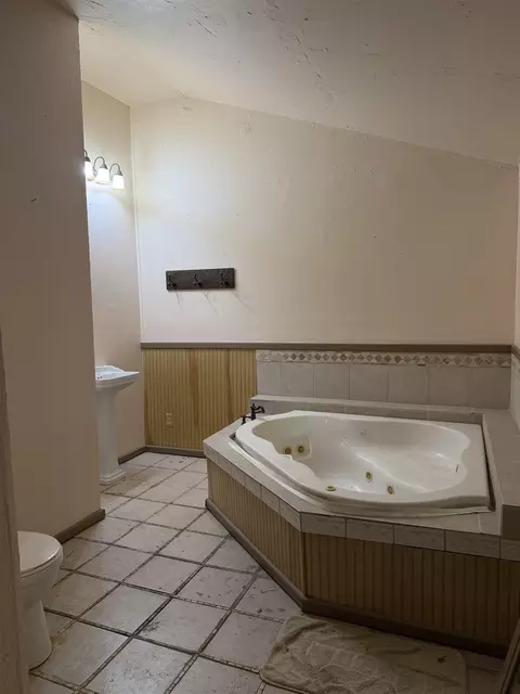 Bath - 404 E 7th, Harper, KS 67058 photo 1 of 4