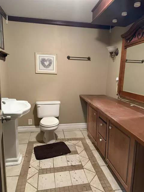 Bath - 404 E 7th, Harper, KS 67058 photo 3 of 4