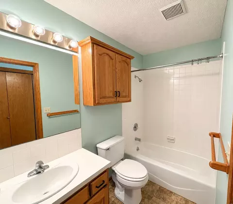 Bath - 409 N Willow St, Solomon, KS 67480 photo 2 of 6