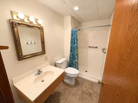 Bath - 409 N Willow St, Solomon, KS 67480 photo 5 of 6