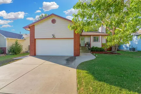 1206 N Manchester Ct, Wichita, KS 67212