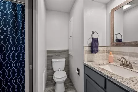 Bath - 1706 Evergreen Ct, Derby, KS 67037 photo 1 of 2