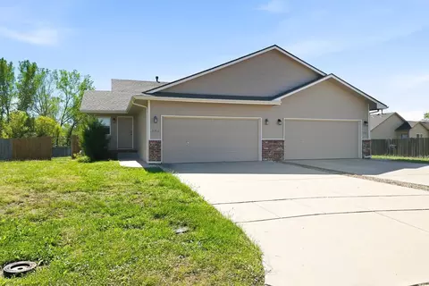 3360 N Governeour Cir, Wichita, KS 67226