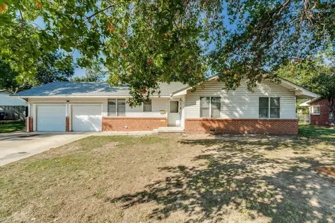 715 N Country Acres Ave, Wichita, KS 67212