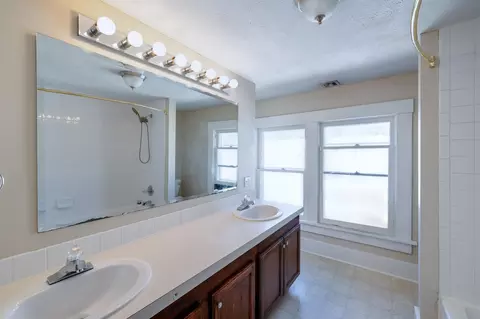 Bath - 712 E 10th, Winfield, KS 67156 photo 3 of 4