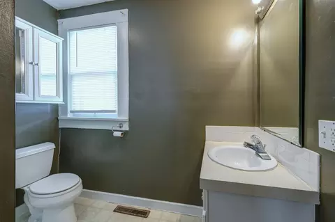 Bath - 712 E 10th, Winfield, KS 67156 photo 1 of 4