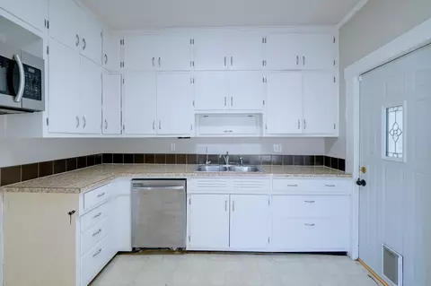 Kitchen - 712 E 10th, Winfield, KS 67156 photo 2 of 2