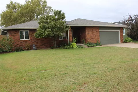 2300 Llinden Dr, Salina, KS 67401