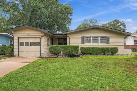 1909 N High St, Wichita, KS 67203